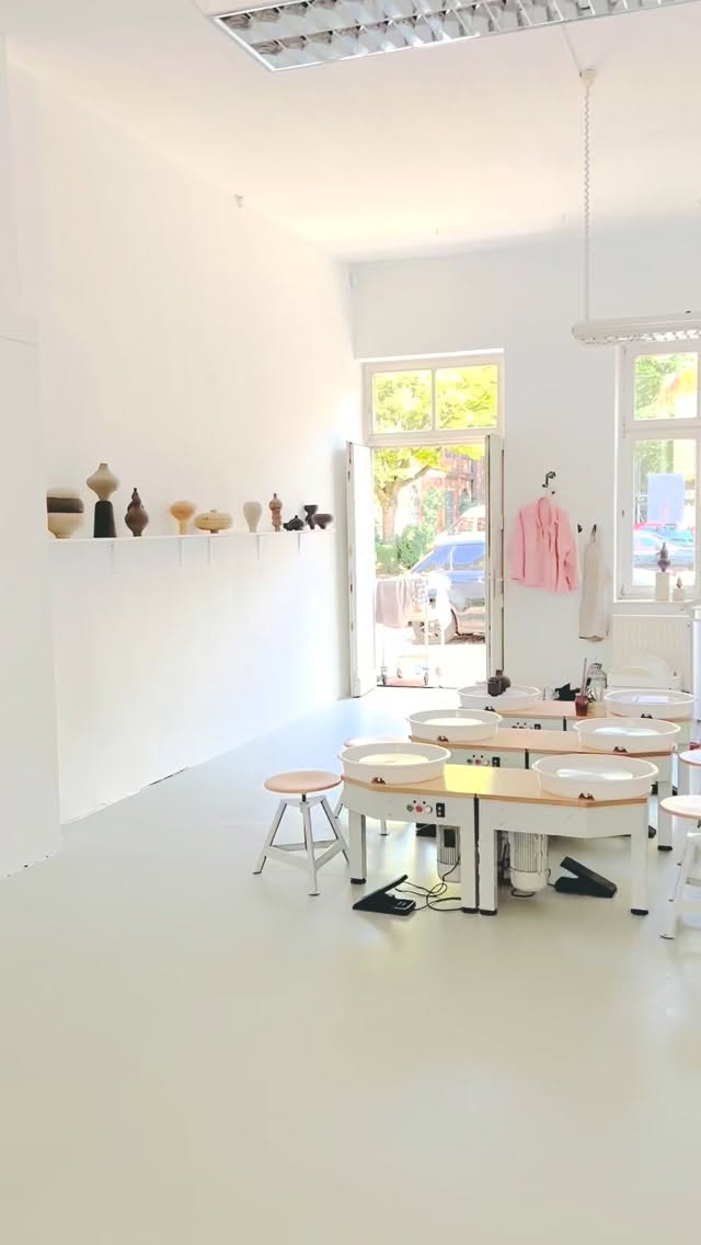 A N Z U G : S C H Ü R Z E Team-Event, Geburtstag oder Weihnachtsfeier – mal anders.
Raus aus Mails & Meetings, rein in den Ton. Hände formen, Menschen lachen, gemeinsam im Moment.
🟤 entschleunigt 🟤 erdet 🟤 verbindet
Aus Ton entsteht mehr als nur ein Objekt: echte gemeinsame Zeit.
Ob Team-Event oder Feier – hier zählt das Erlebnis, nicht Perfektion.
Bereit für etwas, das euch näherbringt? Dann ab an die Drehscheibe.
Workshops & Anfragen: cl-ay.de
•
D R E S S C O D E: A P R O N
Christmas party, birthday, or team event — something different. Out of emails & meetings, into clay. Hands shaping, people laughing, together in the moment.
🟤 slows you down 🟤 grounds you 🟤 connects you
From clay, more than just an object is created: real shared time.
Whether it’s a team event or a celebration — here, it’s about the experience, not perfection.
Ready for something that brings you closer together? Then get on the wheel.
Workshops & inquiries: cl-ay.de
#teamevents
#event
#gruppenaktivitäten