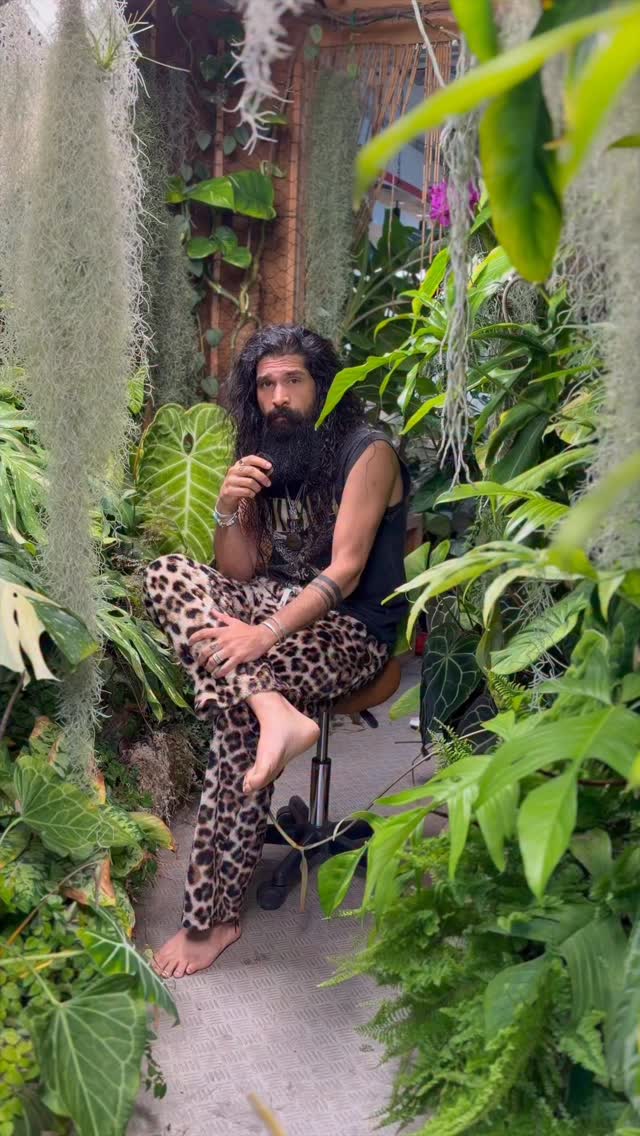 You’re not stuck.
You’re just watering the wrong things.
Cut the supply…
watch what survives.
One love, tiny phone people 🙏🌿❤️