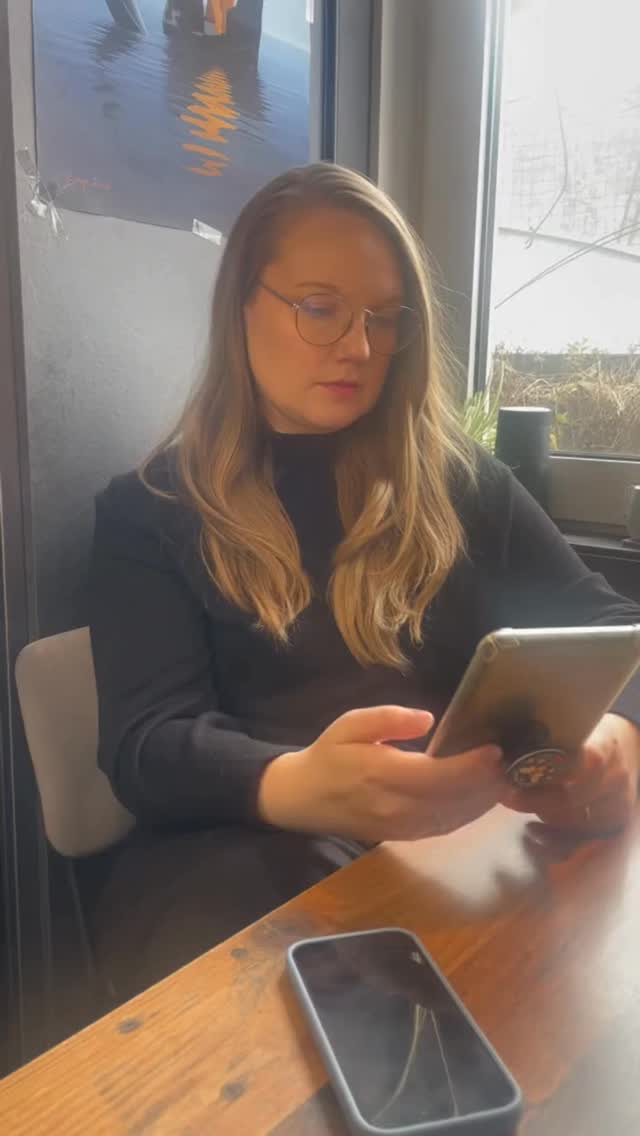 Beim Festival erwarten euch Special Guests der Spitzenklasse. Für den ersten Reveal müsst ihr nicht mehr lange warten.
Hier kommt Hinweis Nr. 1!
Habt ihr schon eine Ahnung wer es sein könnte?
#bookbashfestival #specialguest #getthehint?