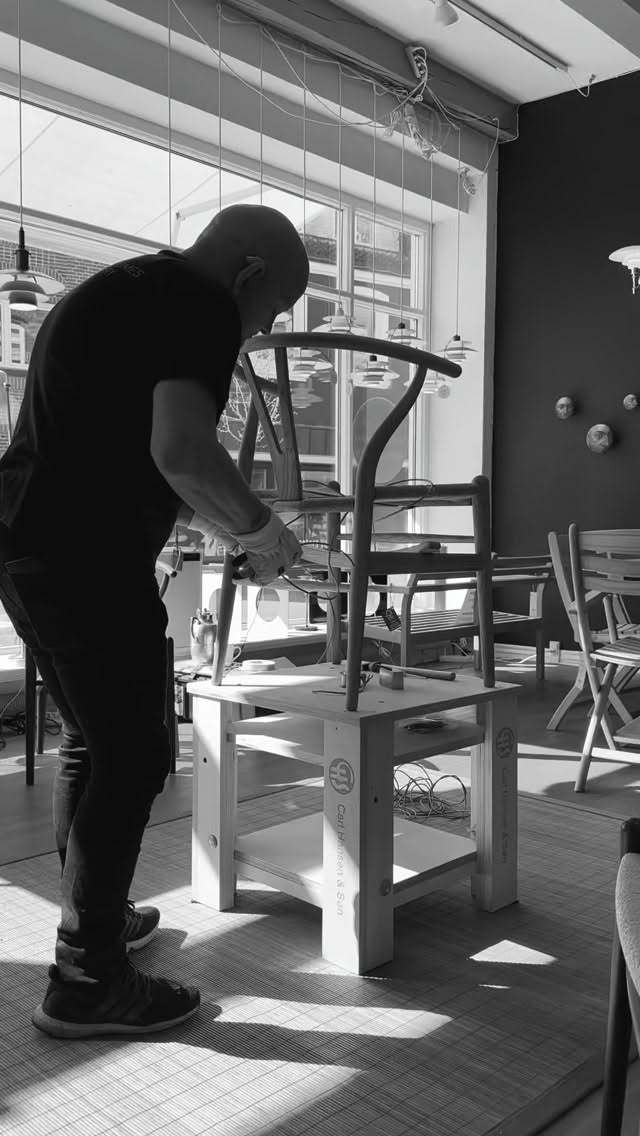 I dag kan du opleve noget helt særligt hos Møbelhuset 2.
Vi har besøg af stolefletter Benny fra Carl Hansen & Søn, som med ro, præcision og mange års erfaring demonstrerer det fine håndværk bag fletningen af Hans J. Wegners ikoniske CH24 Y-stol.
Hver eneste stol bliver flettet i hånden – med respekt for traditionen og med en præcision, der kun opnås gennem erfaring. Det er et arbejde, hvor materialet, teknikken og tålmodigheden går op i en højere enhed.
Det er her, man for alvor forstår, hvad der ligger bag en ægte designklassiker.
Kig forbi og oplev håndværk i særklasse – helt tæt på.
#Møbelhuset2 #HansJWegner #CarlHansenOgSøn #Ystolen #CH24 DanskDesign