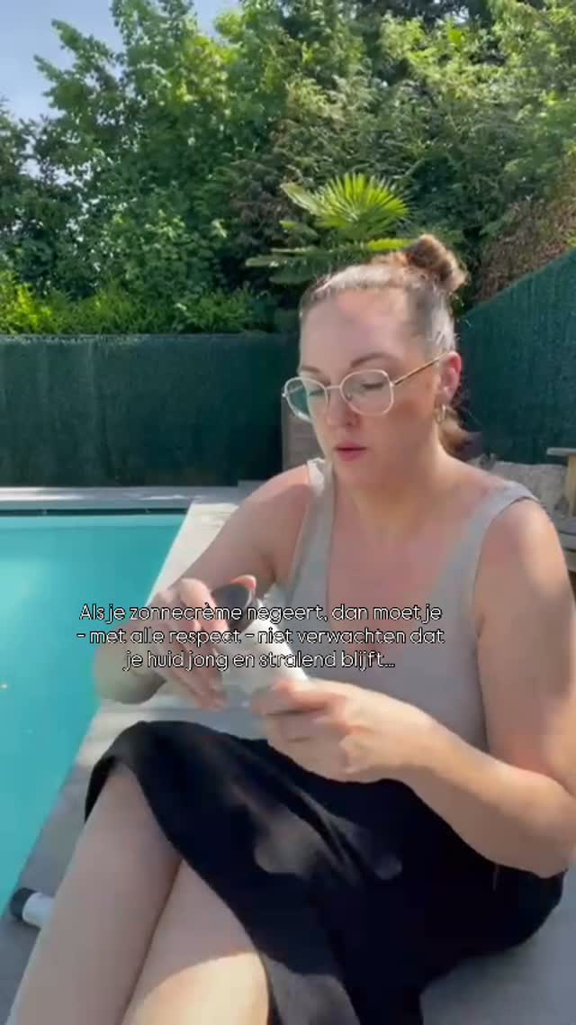 “Ik wil een stralende huid.”
“Ik wil er zo jong mogelijk uitzien.”
“Ik wil geen fijne lijntjes of rimpels.”
Klinkt herkenbaar, toch? ✨
Maar… wat doe jij écht om je huid te beschermen?
UV-straling is de grootste boosdoener als het gaat om vroegtijdige huidveroudering. Dus dat “ik heb geen zin in SPF vandaag” momentje? Dat werkt helaas recht tegen je doelen in.
Zie dit als jouw reminder:
smeer. elke. dag. SPF. ☀️
Na je dagcrème, voor een wandeling, op vakantie in de zon of zelfs tijdens het skiën. Zonnebescherming is een must als je je huid jong en fris wil houden.
Nog op zoek naar jouw perfecte zonnecrème?
Ontdek ons assortiment via www.purelle.be 💛