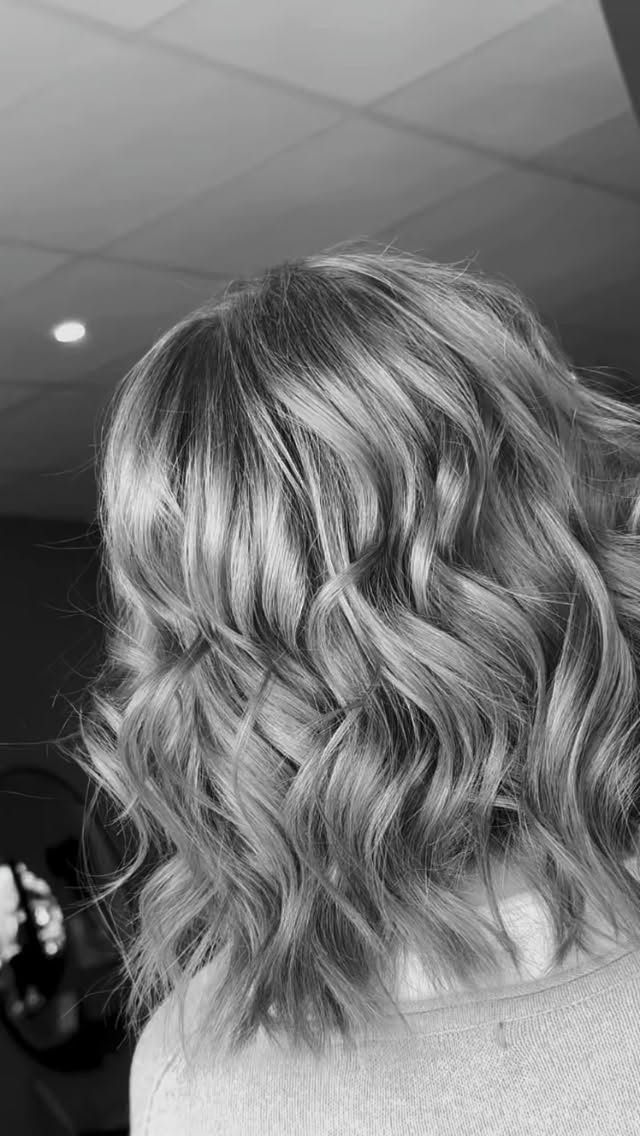 Wow Wow Wow 🔥🔥🔥
The tones are warming up for spring !
A gorgeous colour carefully selected and placed to show dimension and rich copper tones
Beautiful work by Georgia 🔥
#hairsalon #quornhairsalon #leicesterhairstylist #hairstylist #leicesterhairdresser