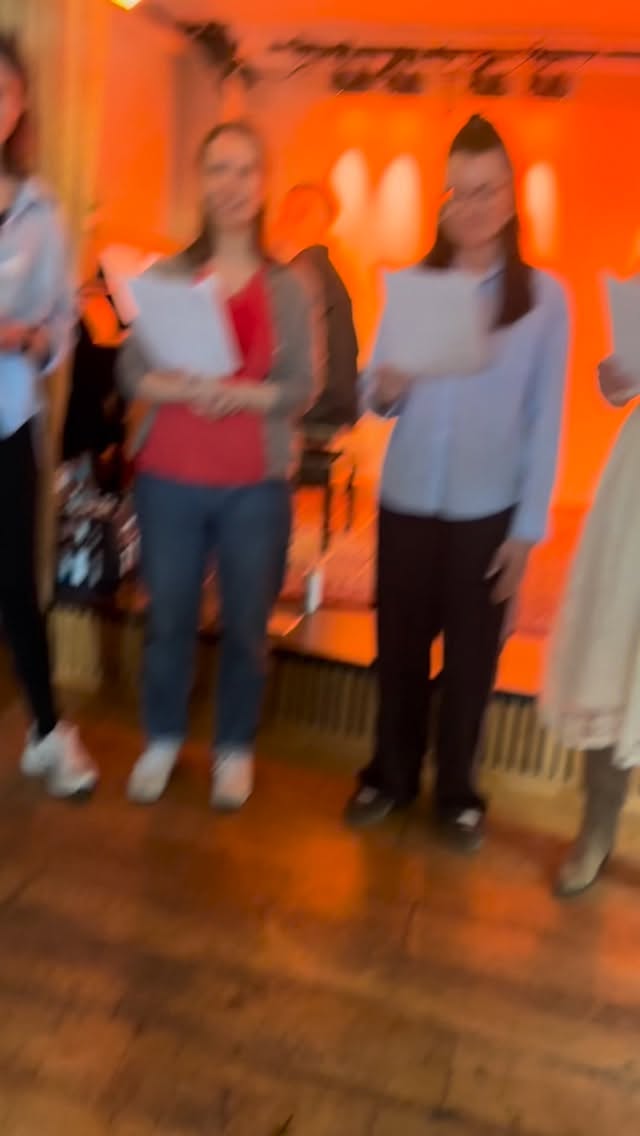 Ihr lieben Menschen, danke für dieses wundervolle #morevoiices Event letzten Samstag in der @die_wohngemeinschaft 🥹😍 Es ist für uns immer wieder faszinierend wie besonders es ist, wenn Menschen einfach zusammenkommen und singen.. es ist so einfach, aber es bringt immer wieder tiefe Freude, Leichtigkeit, Verbundenheit und vielleicht auch ein Stückchen “ich hab mich was getraut” mit sich. Danke!!!!! An alle, die da waren. Danke an @yungklinkenberg ! Den sieht man sonst nur im Fernsehen und auf den großen Bühnen und hier bei #MOREVOIICES ist es so wichtig für uns, denn er begleitet so gut und unterstützt uns immer wieder beim Töne und Timing finden! Danke für deine Energie! 🤩
Hoffentlich sehen wir uns beim nächsten Mal wieder! Bis dahin wünschen wir euch einen wunderschönen Start in die Woche. Summt zwischendurch, wenn ihr könnt! Es tut gut! 😋
❤️
H & V #voiices #singen #stimme