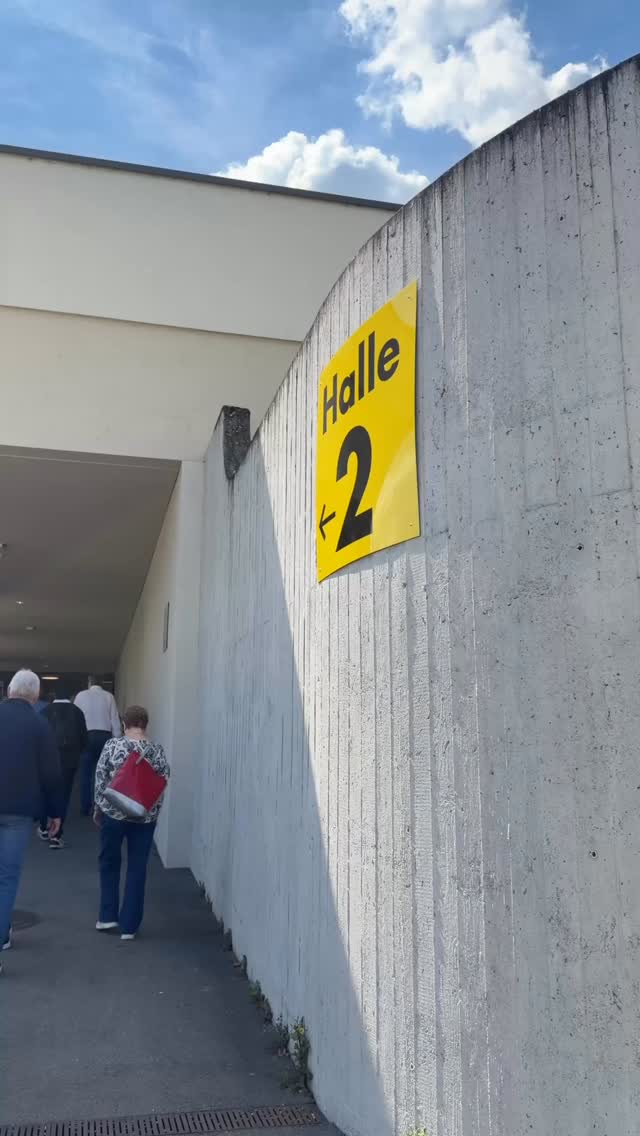 Was für ein Start! Die Messe «bauen + wohnen» in Wettingen läuft auf Hochtouren.
Komm bis Sonntag, 19. April, 17 Uhr, im Tägi bei uns vorbei und hol dir frische Ideen für dein Zuhause.
Speziell lohnt sich auch, an die Vorträgen von Andrea Ruepp teilzunehmen. Die Vortagszeiten und deinen Gratis-Eintritt für die Messe findest du auf unserer Website.
Bis bald in Wettingen! 👋