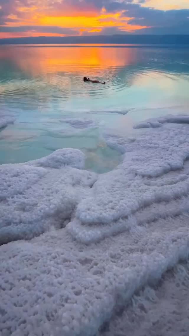 Flotando en el punto más bajo de la tierra donde el azul se tiñe de blanco. 💎
#dead_sea #jordania #instatrave #exploremore #jordan