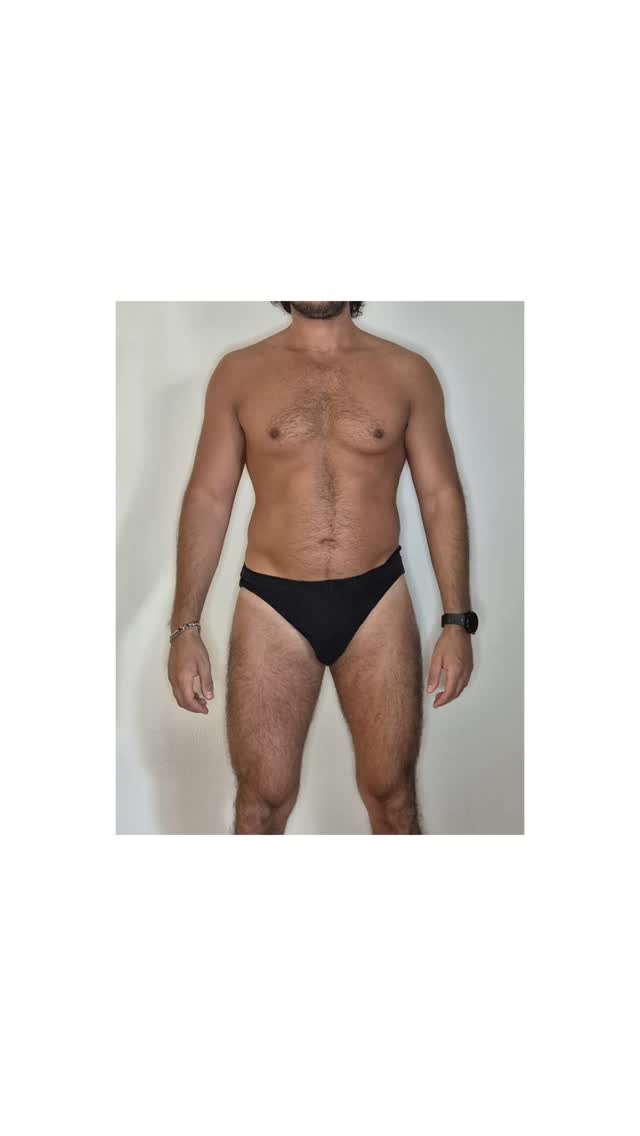 Dopo 10 anni di allenamento, Maurizio non cercava semplicemente di “rimettersi in forma”.
Voleva qualcosa in più.
Una nuova sfida.
Una condizione fisica estrema.
Quando ci ha contattati era in una fase di stallo: si allenava da tempo, ma non riusciva più a perdere peso.
Serviva un cambio di approccio.
Serviva un metodo.
In sei mesi di percorso insieme ha perso 12 kg di massa grassa.
Ma il risultato più importante non è stato solo quello visibile.
È stata la consapevolezza.
È stata l’autonomia.
È stato imparare a gestirsi anche senza dipendere da noi.
Allenamento, alimentazione, ascolto.
Passo dopo passo.
Fino a costruire abitudini che porterà con sé per sempre.
Questo è ciò che fa davvero la differenza:
non solo raggiungere una condizione fisica importante,
ma acquisire un metodo che ti accompagna per tutta la vita.
Oggi Maurizio è soddisfatto del percorso fatto.
Più sicuro di sé.
Più consapevole.
Con una forma fisica che per anni sembrava irraggiungibile.
Quando smetti di alimentarti e allenarti “a caso” e inizi a seguire un percorso strutturato, i risultati arrivano.