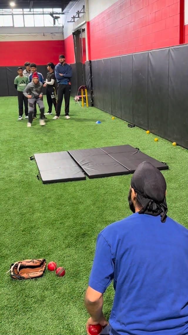 FRONT DIVE OPTIONS đď¸
You have four options when looking to shut down and catch the dipping high ball:
â
Front dive with front side landing (great when on a soft, lush grass surface)
â
Front dive with side roll exit (harder surface, less grass and looking to avoid discomfort on the front side)
â
Hip slide through and under (slightly more time and good judgement of the ball)
â Let it bounce and throw back⌠đŤŁ
Whatever your preference, footwork is often highlighted as the limiting factor when trying accessing the ball, place an emphasis on it.
#fielding #cricket #athletic #movement #speed #catch #catching #pickup #dive #roll #slide #5050