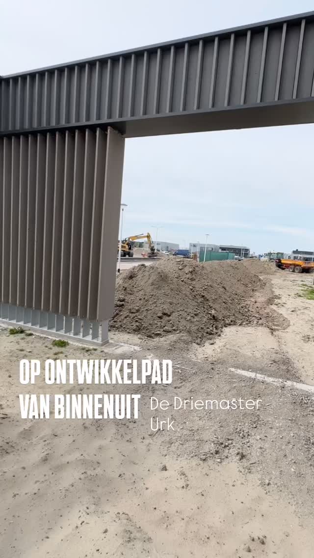 Inspiratiedag โจ
๐บ๐ฒ๐ป๐- ๐ฒ๐ป ๐๐ฒ๐ฟ๐ฒ๐น๐ฑ๐ด๐ฒ๐ฟ๐ถ๐ฐ๐ต๐ ๐๐ฒ๐ฟ๐ธ๐ฒ๐ป
Brede school De Driemaster is een gloednieuwe school midden in de Urkse Zeeheldenwijk. Met elkaar bouwen drie teams samen aan een unieke plek waar ieder kind welkom is. Het team gaat voor inclusief onderwijs en opvang: kwalitatief goed onderwijs en opvang voor alle kinderen, waar verschillen geen last zijn, maar rijkdom.
Tijdens een inspiratiedag gingen de collegaโs van De Zonnebloemschool, Stichting Kinderopvang Urk en Scholenvereniging Rehoboth als รฉรฉn team met Nicole op Ontwikkelpad van binnenuit in hun nieuwe gebouw.
โ
Vakmanschap van binnenuit versterken.
โ
Bouwen aan een stevige basis.
โ
Mens- en wereldgericht werken.
De mooiste dingen ontstaan van binnenuit. โฅ๏ธ
@ik_ontwikkel #opontwikkelpad #inclusie #mensenwereldgericht #ontwikkelenvanbinnenuit #onderwijsvanbinnenuit