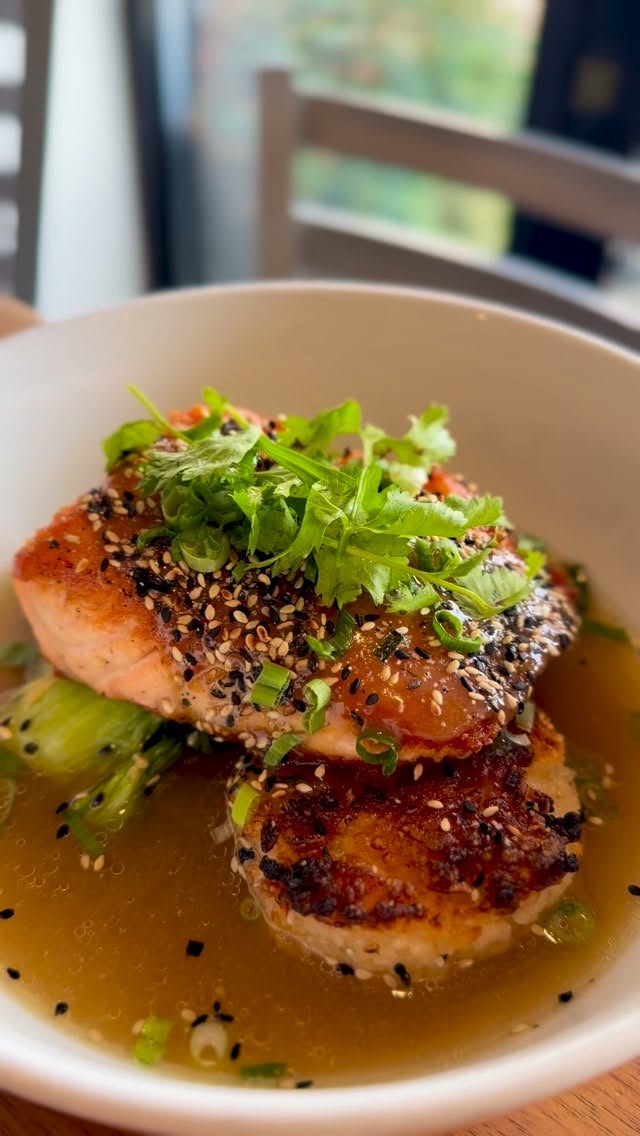 Looking for something different? ✨ Our Miso Glazed Salmon brings sticky rice, bok choy, & ginger in a lemongrass broth. This sweet, savory and balanced entree is perfect for rainy days, slow afternoons, or after the gym.
#cookneedham #needhamma #cantonma #bostonarea #neighborhoodgem