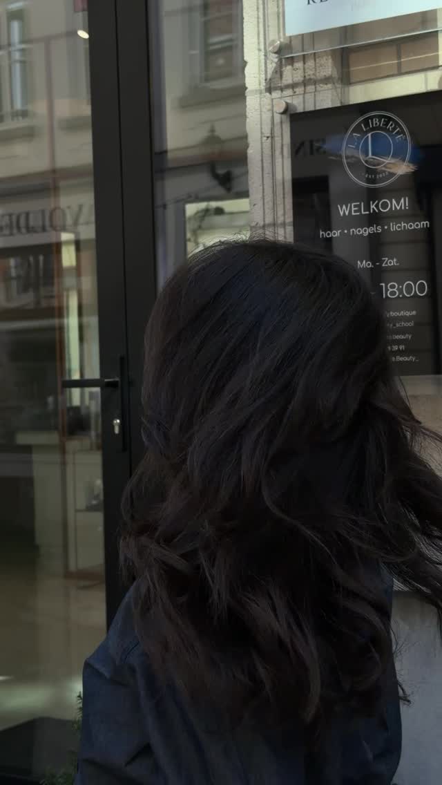 POV: Spring in Antwerp
and your salon haircut feels like a beautiful refresh.
Gentle trim. Soft blowout.
Your natural strength blooms brighter. ✨
Write to us for your spring refresh
La Liberté Beauty Boutique
Hopland 59, Antwerp 🤍