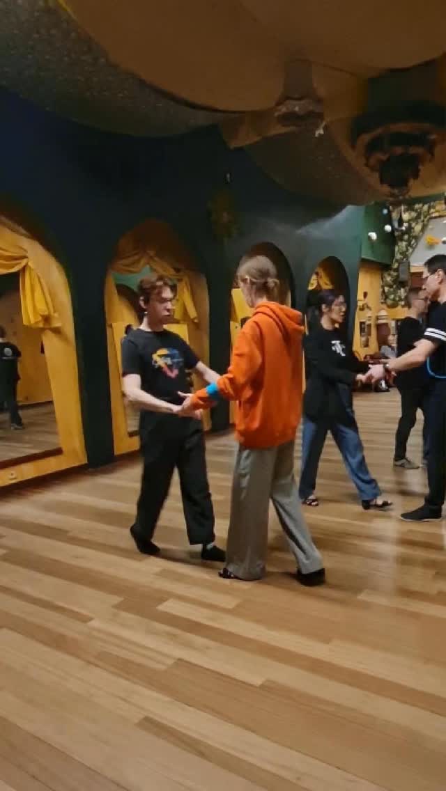 What a nice and cosy workshop last weekend! Quentin Falcand let us explore the other role and switch
Tag yourself or friends on the video and spread the Westcoastswing vibes 💃🕺