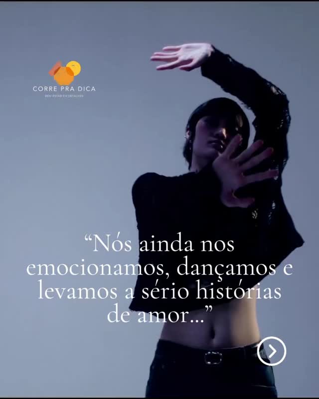 Tem dias em que algo dentro da gente se inquieta,
talvez seja memória ou história, ou seja só o coração lembrando que ainda sente.
E fazem a gente se perguntar: que mundo é esse que estamos construindo ? e, principalmente, o que estamos aceitando em silêncio.
Eu senti isso nesta semana e, talvez por isso, lembrei de algo importante:� não podemos perder a nossa capacidade de sentir.
Porque é justamente isso que nos mantém humanos
Precisamos sempre lembrar e relembrar - Ana Jácomo:
"Nós ainda nos emocionamos com a delicadeza. Ainda mudamos de frequência com música. Ainda levamos a sério as histórias de amor. Ainda ficamos contentes com a vitória do outro. Ainda admiramos a lua do céu. Ainda temos o coração bom, apesar de tantos apesares. Ainda pedimos paz." - Ana Jácomo
Corre pra Dica | bem-estar em detalhes
Elu Marin | singularidades sigitais