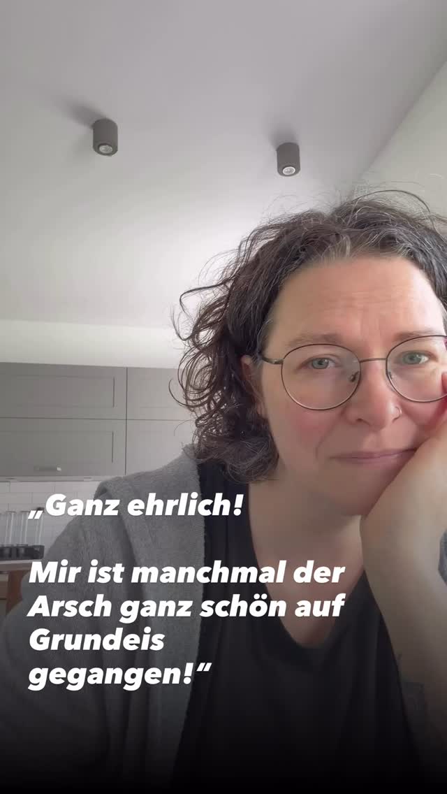 Mir ist manchmal der Arsch auf Grundeis gegangen… 😄
Also wirklich.
Diese Entscheidung für das Haus war nicht nur: „Oh wie schön, ich erfülle mir einen Traum.“
Das war auch:
„Oh Gott… was hab ich hier eigentlich gemacht?“
Ich bin Mama von drei Kindern.
Selbstständig.
Und ich liebe mein Leben so, wie es ist.
Und dann entscheide ich mich für so ein großes Projekt?
Natürlich kamen sie… die Zweifel.
War das wirklich die richtige Entscheidung?
Oder wäre es nicht einfacher gewesen, einfach da zu bleiben, wo es gerade gut ist?
Und ganz ehrlich:
Es gab viele Momente, in denen ich dachte:
Vielleicht soll es einfach nicht sein.
Wenn sich Dinge verzögert haben.
Wenn neue Probleme aufgetaucht sind.
Wenn Briefe von Ämtern kamen.
Und ich da saß und dachte:
Ich hab keine Ahnung, was ich hier tue.
Aber weißt du was?
Ich bin trotzdem geblieben.
Mitten im Zweifel.
Mitten in der Unsicherheit.
Und hab mich immer wieder gefragt:
Was, wenn es genau das ist?
Nicht weil es leicht ist.
Sondern weil es mir wichtig ist.
Weil es mein Herzensweg ist und ich keine Angst habe vor Höhen und Tiefen.