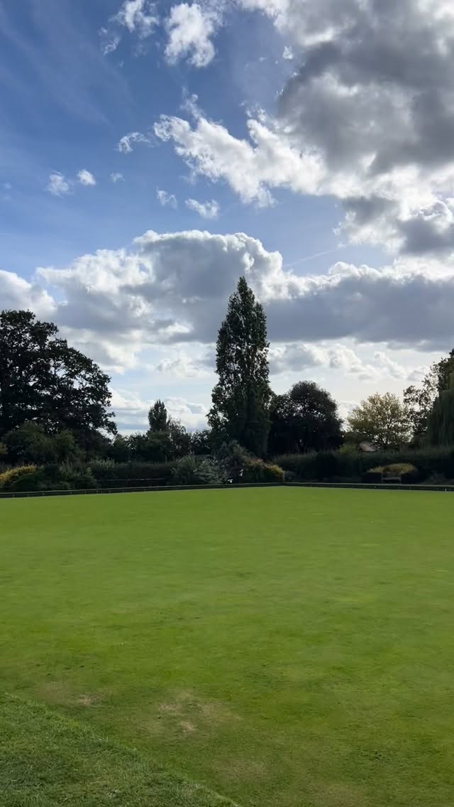 It’s Earth Day today. We have big skies every day which never fail to humble me. All the weather passes by. We must remember that us humans share our little square of this earth with birds and insects and critters. We are the luckiest little club in the world.
#lawnbowlsforlife #hampsteadheath #earthday #parliamenthillbowlsclub