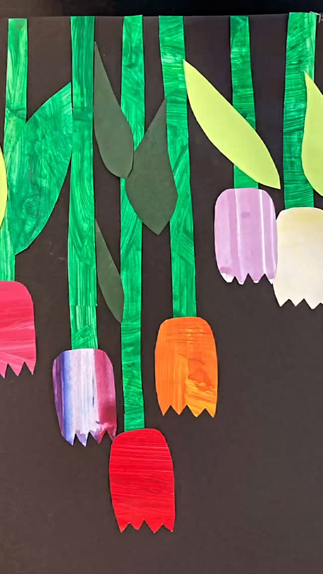 MED FORÅRET KOMMER TULIPANERNE - også på væggene her hos os 😃🌷
På den seneste fagdag klippede eleverne i 2. klasse en hel masse smukke tulipaner ✂️🌷
Faktisk blev det til en hel tulipanhave - efter en ihærdig indsats med sakse, lim og tungerne lige i munden hos de koncentrerede, små kunstnere.
‘Haven’ hænger nu og pynter på væggen mellem alle bøgerne på skolebiblioteket 📚🌷
Her hænger i forvejen de fineste kunstværker, lavet af vores dygtige elever gennem årene 🧑🎨🎨🖼️
Men tulipanhaven er det nyeste og mest forårsagtige, vi har lige nu. Og det nyder vi, mens vi venter på, at foråret bider sig rigtig fast udenfor 😍🌱☀️
#Fagdag #Forår #Tulipaner #HerningFriskole #EtGodtStedAtLæreVæreOgVokse