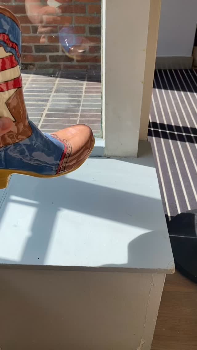 🤠 What goes on on a studio reset day post-school holidays 🤠 Including fresh flowers, admiring all the amazing pottery coming out of the kilns, filling the shelves with gorgeous new pottery items and replacing the paint brushes. Satisfying!