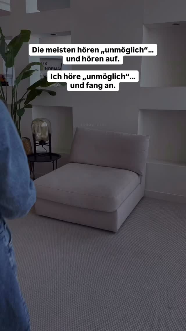 Die meisten hören „unmöglich“… und hören auf.
Ich höre „unmöglich“… und fang an.
Nicht, weil ich alles kann.
Sondern weil ich verstanden habe:
👉 Grenzen existieren oft nur im Kopf
👉 und werden von Menschen gesetzt, die nie losgegangen sind.
Wenn du immer nur das machst, was „realistisch“ ist…
bekommst du auch nur das, was alle anderen haben.
Die Frage ist nicht, ob es möglich ist.
Die Frage ist, ob du bereit bist, es herauszufinden.
💣 Also… hörst du auf? Oder gehst du los?