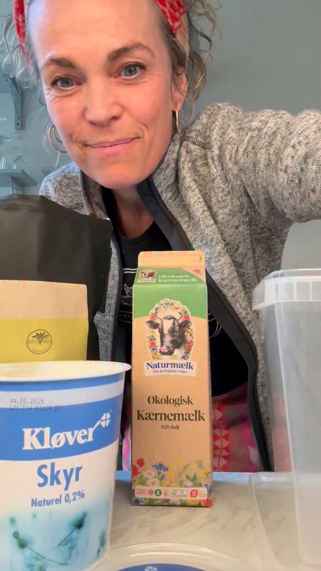 Lad koldskålssæsonen begynde
Her får du den skønneste koldskål. HJEMMELAVET & den mætter …
Fordi den har fokus på lidt ekstra protein.
1 portion
Du skal bruge 100 g skyr, 75 kærnemælk eller kefir, 20 g vanille proteinpulver, en teske vaniljepulver, saft og skal fra en halv citron og en god slat vand.
Du kan søde med sukrin, stevia drops, eller andet sødemiddel.
Lav nok til flere dage - så den står klar når du skal bruge den.
KNAS. i stedet for de klassiske småkager - også kaldet kammerjunker.
Jeg laver en knas af:
En håndfuld nødder, 2 håndfuld kokossmil, 1 dl chiafrø, 1/2 dl hørfrø, kanel, vaniljepulver, 4 spsk gojibær, 1 dl fiberkost. Ristes på panden i nogle minutter. Drys evt med lidt sukrin og lad det smelte.
#sundhed #vægttab #stabiltblodsukker #overgangsalder