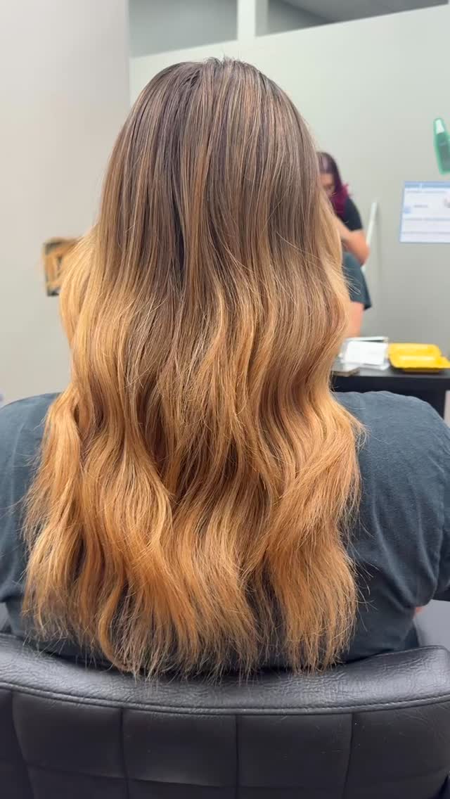 BTS of this extension transformation! 😍
Extentions by Delaynie @looks.by.laynie
Color by Kenzie @cosmo.k3nz
#omahasalon #reveomaha #omahaextensions #livedinhair #hairtransformation