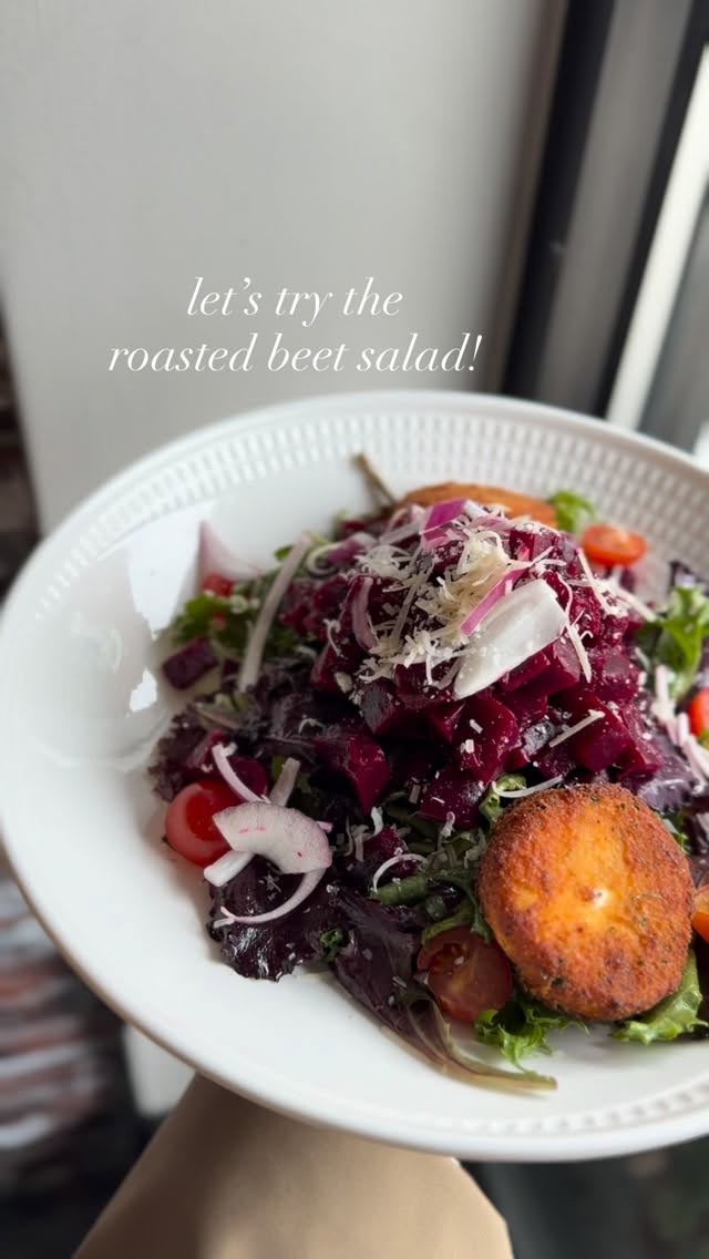 Let’s try the Roasted Beet Salad! 🥗 Bringing fried goat cheese, sliced onions, cherry tomatoes & beets, this bright and fresh salad features a white balsamic dressing. ✨
#cookneedham #jamaicaplain #bostonfoodies #needham #brunchspot