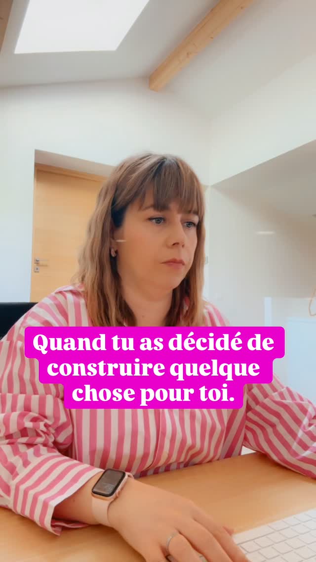 Certains appellent ça de la chance.
Moi j’appelle ça un choix.
L’entrepreneuriat, c’est sûrement le développement personnel le plus puissant que j’ai vécu.
À partir du moment où tu te lances… tu ne peux plus vraiment revenir en arrière.
Ça demande un mental solide.
Des sacrifices.
Du sommeil en moins, de la fatigue, une charge mentale constante.
Mais quand tu as un projet dans le cœur,
tu n’as pas d’autre option que d’aller jusqu’au bout.
C’est aussi ce chemin qui m’a permis de créer tout ce que je partage aujourd’hui, autour de la parentalité, des activités enfants et d’un quotidien plus doux sans écran.
Si toi aussi tu es dans cet état d’esprit… ou déjà dans l’entrepreneuriat, dis-moi en commentaire ce que ça représente pour toi 🤍
#entrepreneuriat #mompreneur #parentalite #activiteenfant #methodezeroecran