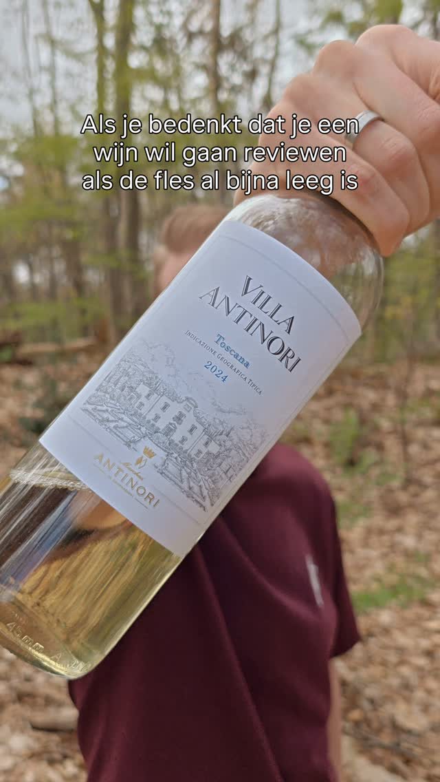 De frisse witte doordrinker voor bij je Toscaanse lunch! 🍷🇮🇹
Villa Antinori Bianco Toscana, Marchesi Antinori, Toscane, Italië
Even nog Toscaans wit tussendoor! Bij deze regio denk je misschien eerder aan zware rode wijnen. Maar wist je dat ze daar ook een witte knaller maken die je direct in de vakantiemodus zet? Deze Villa Antinori Bianco is een echte allemansvriend, maar wel met het zonnetje in je glas!
Eerlijk is eerlijk: dit is geen wijn waar je uren over hoeft te filosoferen. Hij is heerlijk fris en drinkt gevaarlijk lekker weg. Geen zware zuren die je glazuur aantasten, maar precies genoeg ‘schwung’ om je dorst te lessen. Dit is de perfecte wijn voor bij de borrel, een frisse salade met burrata of een pasta vongole. Het is alsof je op een terrasje in Florence zit, maar dan gewoon in je eigen achtertuin. Zeg daar maar eens nee tegen! 💪
Fun fact: De familie Antinori maakt al wijn sinds 1385. Dat zijn dus al 26 generaties aan ervaring! Ze weten daar dondersgoed hoe ze een flesje moeten vullen waar je blij van wordt. Deze Bianco was een van de eerste wijnen die ze maakten om te laten zien dat wit uit Toscane ook serieus lekker kan zijn.
Onze beoordeling: 🍼🍼🍼🍼
Verkrijgbaar bij Albert Heijn. Richtprijs is €9,99.
Toscane dus! 🍇 Vaak kijken we voor wit naar het noorden van Italië, maar deze blend uit het warme zuiden verrast je echt. De wijn is gemaakt van een mix van Malvasia Bianca en Pinot Grigio. Dat maakt hem net even wat spannender en aromatischer dan de gemiddelde witte wijn uit de supermarkt. Een echte “betaalbare luxe” die het altijd goed doet bij vrienden.
De familie Antinori is een legende in de wijnwereld. Ze hebben waanzinnige landgoederen over de hele wereld, maar hun hart ligt in Toscane. Hun stijl is altijd elegant en nooit over de top. Met deze Villa Antinori Bianco haal je die klassieke Italiaanse flair in huis zonder dat je direct je spaarrekening hoeft te plunderen. Precies waar we van houden!
Deze wijn kochten we voor de verandering eens een keer zelf...😉