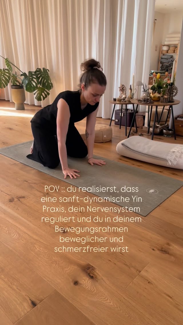 Gerade im Yoga treffen wir immer wieder auf Menschen, die uns sagen „ich kann diese Verrenkungen ja nie schaffen“.
Im klassischen Yoga mag es sein, dass die „one fits all“
Methode noch angewendet wird. Im somatischen Yoga oder auch im funktionellen Ansatz, den wir im ANIMA ausüben, wird jeder Körper und vor allem jedes Nervensystem individuell gesehen und so auch angesprochen. Eine nervensystembasierte Praxis erlaubt es jeden Menschen, sich in seinem individuellen Bewegungsrahmen langsam an die (Schmerz-) Grenzen des Körper heranzutasten. Es wird wertneutral erforscht und individuell bewegt. Erst nach und nach wird es das System erlauben, loszulassen. Und erst durch diese dem Körper angepasste Form des somatischen Yogas, ist dann mehr Freiraum im Innen wie Außen möglich.
Join us to feel the difference for YOU!
#somaticyoga #yinyoga #fromyangtoyinyoga #meridianyoga