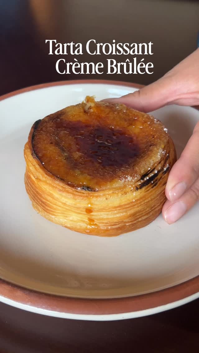 Tarta Croissant crème brûlée.
.
Un cascarón de croissant
relleno de crema de vainilla crème brûlée y terminado con azúcar caramelizada.
.
Disponible durante abril.
Pídelo que se agota de volada.
.
Ya sabes qué hacer. 📲
-
#ensamblepan #panquito #viennoiserie #croissantlovers