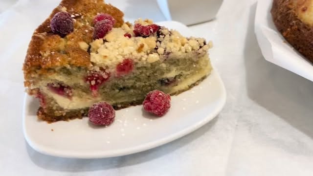 Yall gotta try this Raspberry cream cheese Cake! 😋