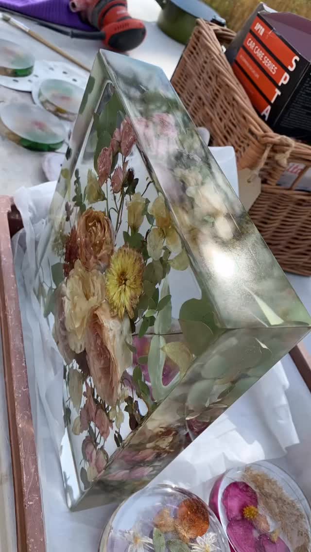 Shop alert: We're lost in resin and garden design. Opening hours? Ha!
Memorial orders are keeping me up at night, in a good way 💚
Garden design, planting, and maintenance will randomly happen.
@brewdogofficial is my happy place.
Resin spheres are my love language.
Tulips are now my arch-nemesis - hello swollen itchy face! 🤦🏻♀️
Oh and meet Simon the Pheasant.
#rossonwye #herefordshire #visitrossonwye #driedflowerpreservation #resinart