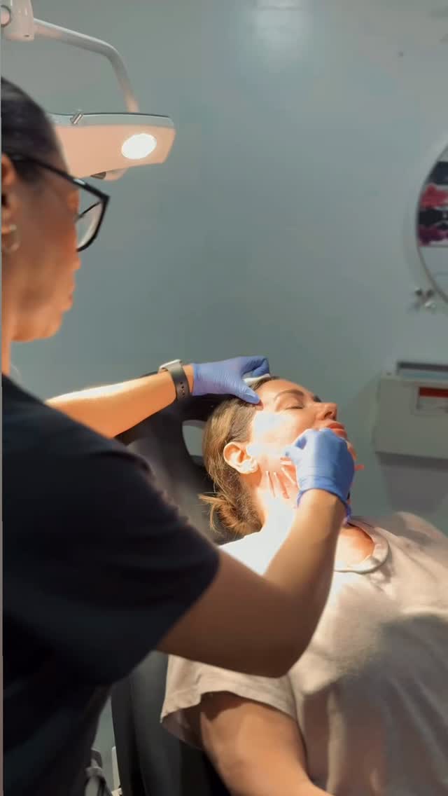 Stop scrolling… your neck is telling your age 👀✨ Hilos cortos de PDO = el secreto que no sabías que necesitabas 💫
Estimulan colágeno, tensan la piel y mejoran la flacidez desde adentro… sin cirugía 👏🏼
Lo mejor:
✨ Resultados naturales
✨ Mejora progresiva
✨ Casi sin downtime
Tu cuello puede verse MÁS firme, MÁS liso y MÁS joven sin pasar por el quirófano 💉
📩 Comenta “NECK” o mándame DM y te explico si eres candidata 💬
🇺🇸Your neck is aging faster than your face… but you can fix it 👀✨
PDO short threads stimulate collagen, tighten laxity, and refine your skin from within 💫
✨ Natural results
✨ Improves over time
✨ No surgery needed
📩 Comment “NECK” or DM me to book your consultation 💬
#PDOthreads #NeckLift #AntiAging #NeckRejuvenation