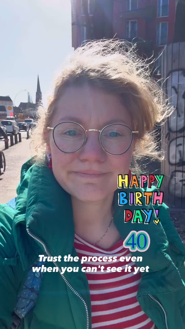 Heute ist mein 40. Geburtstag und das größte Geschenk liegt vor mir: der nächste Lebensabschnitt in meiner Traumpraxis für sensible & innovative Gynäkologie💜@gynzwei 🧡- genauso, wie ich es mit erträumt und erschaffen habe.
Der Weg dahin war lang, teilweise ungewiss und steinig. Seit 15 Jahren bin ich Ärztin und bereits nach 5 Jahren Berufserfahrung habe ich mir versprochen: Ich werde in diesem wunderbaren Beruf nicht ausbrennen, sondern gestalten. Ich muss meinen eigenen Weg finden, mit Mut und Haltung, und darf meinen Träumen folgen, sogar nach den Sternen greifen, um meine Passion zu leben.
Seit 10 Jahren gehe ich dafür los, habe Bücher geschrieben, einen Podcast ins Leben gerufen, auf Social Media aufgeklärt, an mich geglaubt, mich nicht beirren lassen, auch, wenn es schwierig wurde oder mir gesagt wurde „ich träume“. Und ja, das war alles andere als immer leicht.
DREAM BIG🚀 - sage ich heute voller Überzeugung. Investiere in deine Träume und geh Risken ein. Es lohnt sich.
Heute auf der Arbeit sagte ich zu meinen Kolleginnen, dass ich endlich angekommen bin und mir keinen besseren Arbeitsplatz und Menschen an meiner Seite vorstellen könnte. 🫶🏻
Mit 40 habe ich keine Lust mehr mich zu verbiegen. Ich mach mein Ding, bin richtig gut darin und verdammt stolz auf mich.
Welchen Traum hast du dir mit 40 erfüllt oder wirst es tun? Dream big 😘
P.S.: Du musst nicht bis 40 warten.
#frauenärztin #frauengesundheit #gynäkologie #praxisgründung #dreambig