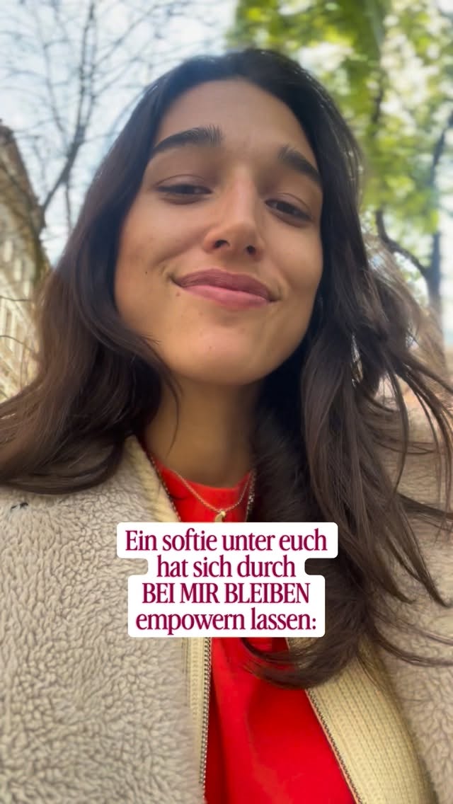 Mein allerliebster sweet spot:
Diese Arbeit so greifbar und zugänglich zu machen, dass du dich im zukünftigen Situationen mit konkreten Übungen unterstützen kannst.
Ich bin mittlerweile im 3. Jahr meiner Körperpsychotherapie-Ausbildung und ich sag euch: Holla die Waldfee, ist das ein Berg an Theorie! (fast so komplex wie das Leben selbst, I tell you)
Daher ist es mir extrem wichtig euch diese Arbeit so alltagstauglich, umsetzbar und flexibel wie möglich nahe zu bringen. Weil wir 1. nicht noch mehr Komplexität brauchen und weil wir 2. im Alltag auf etwas angewiesen sind, dass sich auch anwenden lässt.
Mit uns selbst in dieser Welt verbunden und in Kontakt zu bleiben ist eh schon eine Challenge in itself, also mach‘s so, dass es dich wirklich unterstützt - in deinem Tempo.