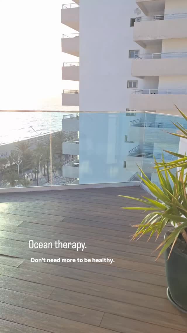 5 Tage auf Mallorca und ich fühl mich wieder wie ich 😊✨️🌴
#hashimotohealing #mallorca #islandvibes
Manchmal braucht es nicht viel, um die Schilddrüse zu heilen und wieder gesund zu werden.
Nur ein bisschen Sonne, Meer und echte Entspannung.
Freiheit entsteht.
Der Körper kommt zur Ruhe.
Das Nervensystem entspannt.
Der Körper heilt.
Dazu gesunde Ernährung (antientzündlich und möglichst naturbelassen mit vielen frischen Früchten in Form von Smoothies, Bowls und einfach purem Genuss), ein bisschen Kokoswasser, paar helfende Supplements und viiiiiel viel gute Laune.
Einfach du sein. Das Leben genießen. Und im Hier und Jetzt ankommen.
Mal keine To Do's.
Einfach planlos durch die Gegend laufen.
Und wieder bei dir ankommen.
Das ist es, was Heilung ausmacht. Und Regeneration ermöglicht, die langfristig hält.
Wenn du mehr zu meiner Heilungsstrategie für Hashimoto und Schilddrüsenunterfunktion wissen willst, schreib mir eine DM und ich schick dir den Link zu meinem Onlinekurs 🫶
Happy healthy greets,
Deine Antje 😘