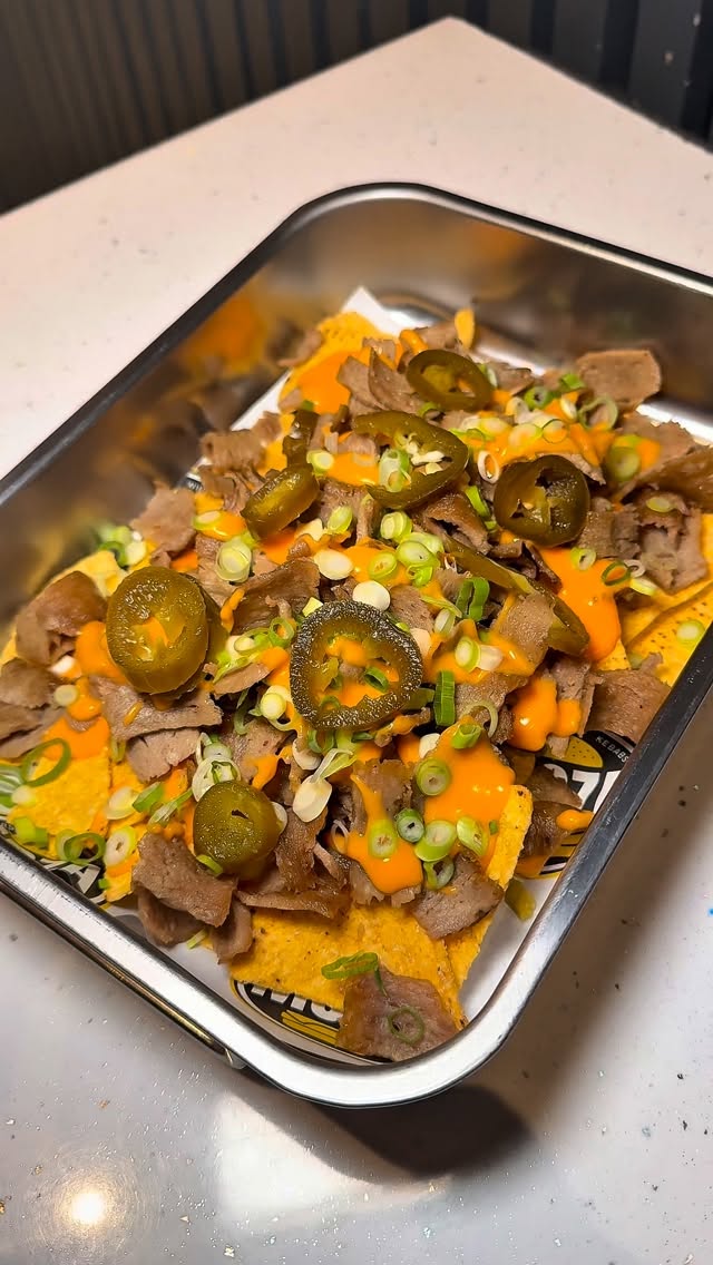 DONER + NACHOS = DONACHOS! 🧀🍿🤤
That’s right we got crispy nachos topped with freshly cut doner and hot cheese nacho sauce topped with spring onions. Top it even more with our in-house garlic and chilli sauces! The ultimate snack or treat! 😮💨
See our saved stories for our MENU and our OPENING TIMES. 🔖
Call us on 01753923379 to make an order for collection! 📞
You can also find us on JUSTEAT! DELIVEROO! 📲
Located 30 seconds walk from IVER station off the Elizabeth Line!
📍2 WELLESLEY AVENUE, IVER, SL0 9AY 🚶🏽 🚗 🚲 🏍️ 🚂
#moza #nachos #doncahos #simplydelicious #halalfood