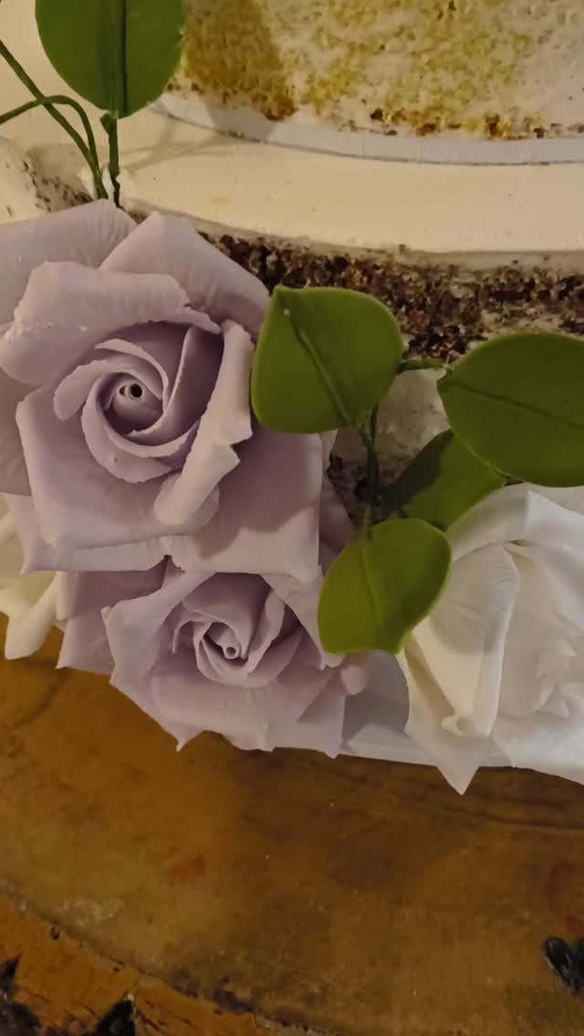 It was wonderful to be back for a gorgeous wedding at @rivervalebarnweddings we had lavender, tiramisu, lemon and chocolate cake, with beautiful sugar flowers, hope you both had an incredible day, much love π
Wedding cake