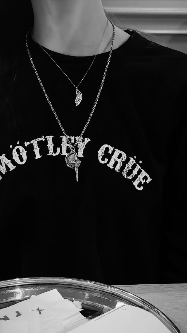 ⚔️🌞
Ce collier incarne l’équilibre entre deux forces essentielles.
Le soleil symbolise la lumière, la vie et l’énergie vitale. Il représente une puissance douce, celle qui nourrit, inspire et nous aide à grandir.
L’épée incarne la force intérieure : le courage, la clarté et la protection. Elle reflète la capacité à poser ses limites, à se défendre, et à se détacher de ce qui n’a plus sa place.
Ensemble, ils racontent notre dualité intérieure : savoir aimer sans se perdre, briller tout en restant fidèle à ce que l’on est.