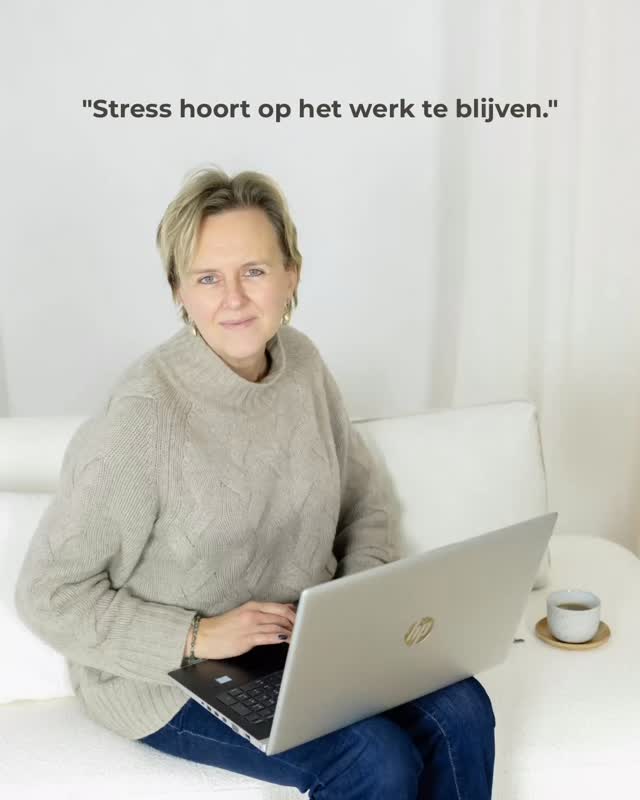 **Luc zijn verhaal — deel 2/3**
Herinner je Luc nog? De man uit mijn vorige post.
Twee kleine gewoontes veranderen : gsm beperken, aan tafel eten : Dat had al een verschil gemaakt. Maar er was nog iets anders.
Luc bracht zijn werkstress elke avond mee naar huis.
Een collega die iets deed wat hem niet beviel. Een opmerking die bleef plakken. Een situatie die hij maar niet losliet. Het slokte zijn energie op!
En thuis, in zijn eigen huis… zat hij nog altijd in dat werk.
Wat we deden: we werkten aan één fundamenteel inzicht.
De stress van het werk hoort op het werk te blijven.
Niet letterlijk natuurlijk maar wel mentaal. We oefenden op loslaten. Op het verschil zien tussen wat je kan controleren en wat niet. Op rustig in gesprek gaan in plaats van alles persoonlijk op te pakken.
En op het besef: wat anderen van jou denken? Dat is hún verhaal, niet het jouwe.
Het resultaat thuis? Geen stress meer. Rust. Ruimte voor zichzelf.
Stress verdwijnt niet vanzelf. Maar je kan leren waar je het laat. 💜
Waar laat jij jouw stress achter ?….of neem je die mee naar huis?
(Volgende week deel 3/3: het eindresultaat van Luc zijn traject. En dat is echt veel méér dan een getal op de weegschaal. Het is de basis van blijvendafvallen, zonder jojo effect EN…belangrijker nog,…het is de basis van een gelukkig leven!! )
Volg me voor het vervolg…..
Liefs, Elly 💋
#LucZijnVerhaal #stress #stressmanagement #healthcoach #mindset loslaten werkstress gezondleven blijvendafvallen