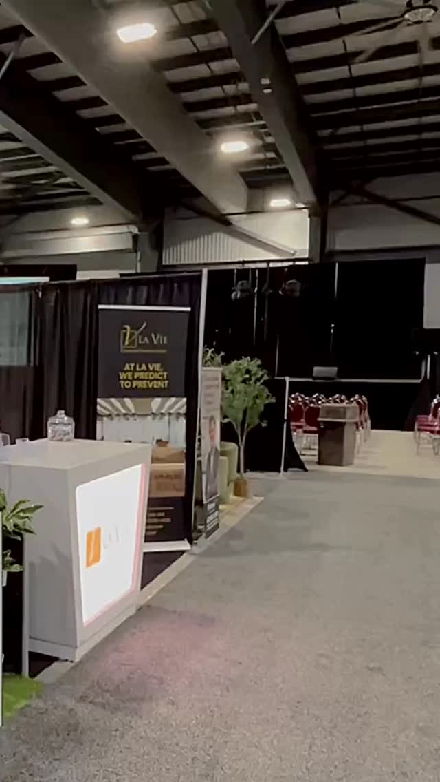Even a small footprint can make a statement.🦶Inspired by the stunning interiors of their Oakville clinic, this custom backdrop and lit desk made this little 10x10 space look good 😍
#SmallSpaceBigImpact #CustomBuild #BackdropDesign #TradeshowBooth