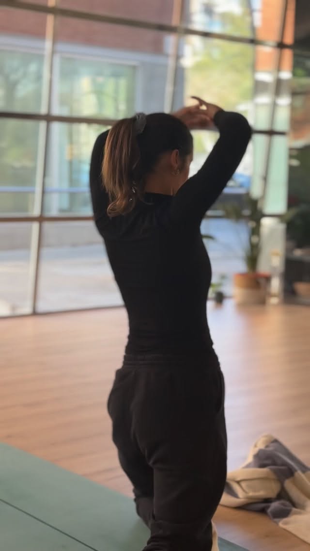 🪿 La serie Haṃsa (Ganso) dentro de Navakaraṇa Suizen es una práctica restaurativa que nos invita a enraizar, soltar y volver a lo esencial.
🌚 Hoy, en Luna Nueva, en Bossa Yoga celebramos este momento de introspección, alineándonos con los ritmos de la naturaleza a través de una práctica suave, con posturas cercanas al suelo y atención en la apertura de hombros y la movilidad escapular.
✨ Clase Moondala Power, hoy viernes a las 17:30, con @bellabossa_
#bossayoga #moondalapower #yogasantjustdesvern #navakaraṇavinyāsa #yogarestaurativo