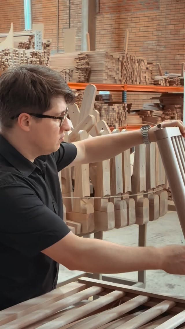 Toda peça carrega uma história. E essa começa no encontro.
Na voz do designer @designerdeividdealmeida, nasce o conceito da Poltrona Brazuca, um projeto que traduz identidade, processo e intenção em cada linha.
Mais do que criar um produto, essa parceria nasce de um alinhamento de visão: design autoral, execução precisa e liberdade criativa para transformar ideia em matéria.
.
.
.
#Volttoni #DesignAutoral #ProcessoCriativo #PoltronaBrazuca