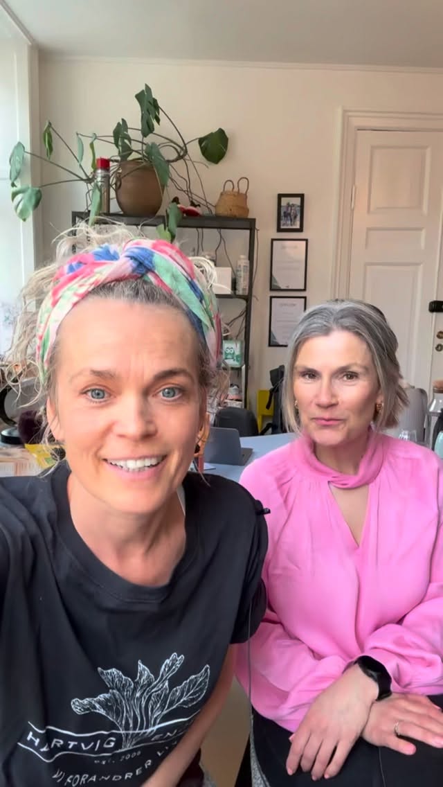 Christina har tabt sig fra plus 120 kilo.
Det er noget hun har brugt mere en 15 år på. Jeg har kendt hende i mere end 14 år og har hjulpet hende med de sidste 20 kilo af hendes vægttab. Et vægttab der er kommer i ryk og o længere perioder har vi arbejdet med vægtstabiliter. For så at tage et nyt ryk.
Vi ved begge at vi blir gamle sammen. For livsstilsforandring er noget man træner hele livet. Det kræver vedholdenhed med mange ting og at hverdagen fungerer. Aftensmad er i fokus … @hartvigengell #vægttab #viforandrerliv