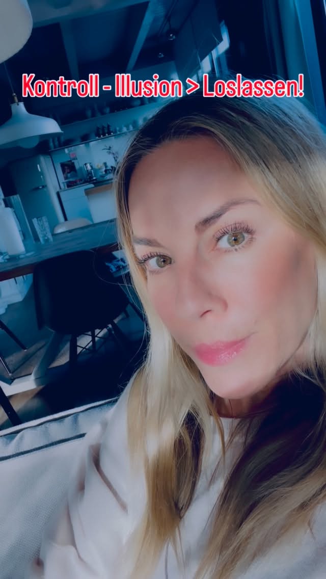 .
.
Einer der allergischsten, wie auch gleichzeitig herausforderndsten Schritte RAUS aus co-abhängiger Verstrickung ist das ERKENNEN & LOSLASSEN der Kontroll-Illusion.
.
Denn solange du versuchst die Sucht eines anderen Menschen zu kontrollieren, wird diese Sucht DICH kontrollieren.
.
Du hast schon erkannt, dass die Kontroll-Illusion eine kontraproduktive Falle ist, in der du dich immer tiefer verstrickst? Trotzdem schaffst du es einfach nicht, sie wirklich LOS-zulassen?
.
Ich bin Julia, Mama von zwei Jungs, Autorin des Buches „Mitgefangen in der Sucht“, Mitarbeiterin beim Blauen Kreuz München, Coach für co-abhängige Menschen und Gründerin der JMK Online Akademie.
.
Ich begleite dich gerne auf einem Weg, den ich bereits gegangen bin: raus aus der Co-Abhängigkeit, zurück zu dir und zurück in deine Kraft.
.
#sucht #coabhängigkeit #alkoholabhängigkeit #lebenmiteinemalkoholiker