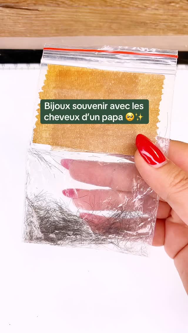 Deux bijoux souvenir réalisé en mémoire du papa d’Oceane avec une petite mèche de ses cheveux.
Ici c’est le modèle Polaris en collier avec insert arbre de vie et le bague Apodis.
Merci Océane 💚
#hamanas #cheveux #meche #papa #bijousouvenir