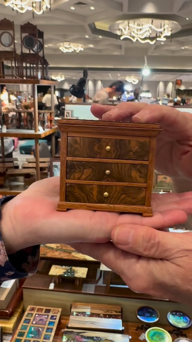 Jeff Swim @doodlerwoodworking demonstrates his new 1/12 scale architect’s drafting table with expanding leather desk top with individual dovetailed drawers 🤯🤯🤯 at @tombishop_chicago show #swoon