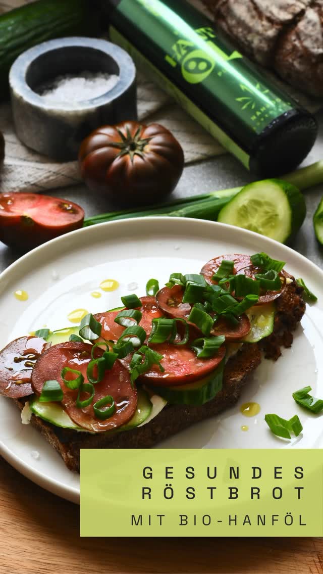 Knusprig und warm, dabei schnell gemacht und auch noch ausgewogen 💚
Röstbrot ist eine super Idee wenn euer Brot nicht mehr ganz frisch ist oder euch eine einfache kalte Stulle nicht genügt.
In der Pfanne wird das Brot wieder richtig schön knusprig, Frischkäse und Rohkost sorgen für Proteine und Vitamine und unser Bio-Hanföl versorgt euch mit gesunden Fettsäuren. 🌱
Die Mischung aus warmem Crunch, kühler Cremigkeit und knackigem Biss gepaart mit samtigem Hanföl und grobem Salz macht aus einem einfachen Brot eine richtig leckere Mahlzeit. 🫶🏻
#hanföl #röstbrot #pfannenbrot #schnellerezepte #kaltgepresstesöl