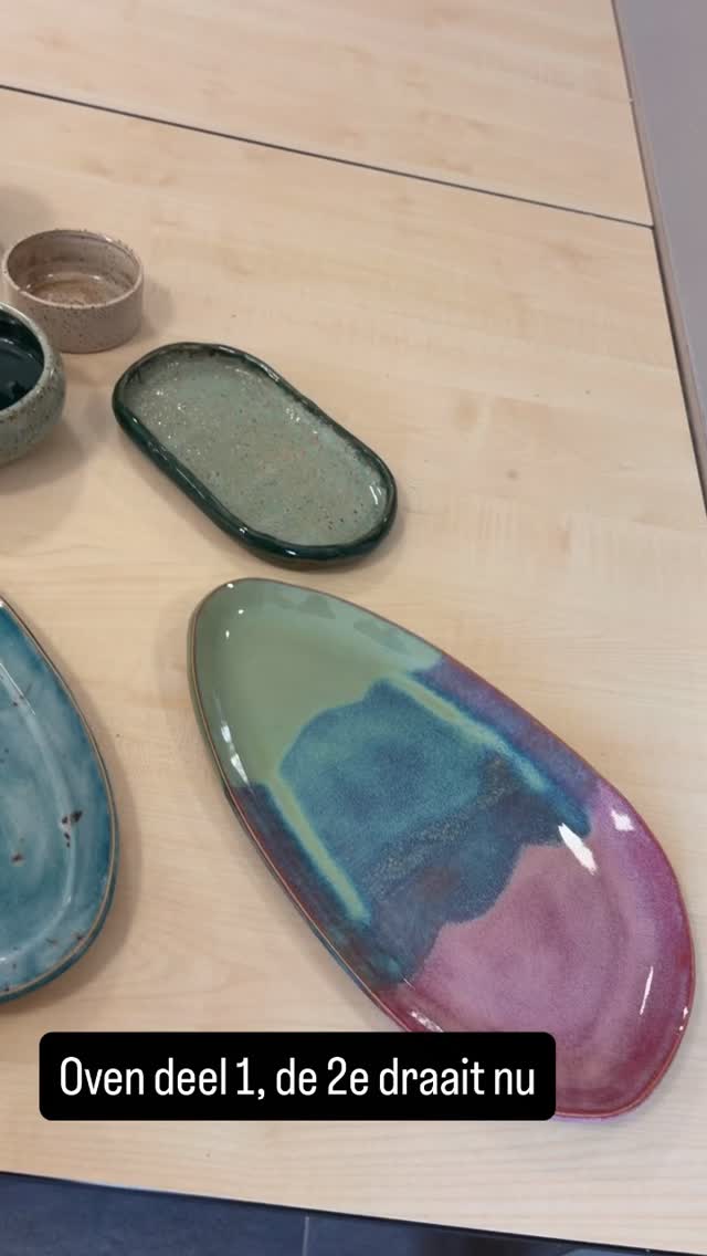 De eerste glazuuroven van dit weekend. Op dit moment draait de 2e. Wordt wel zondag voordat die uitgepakt kan worden.