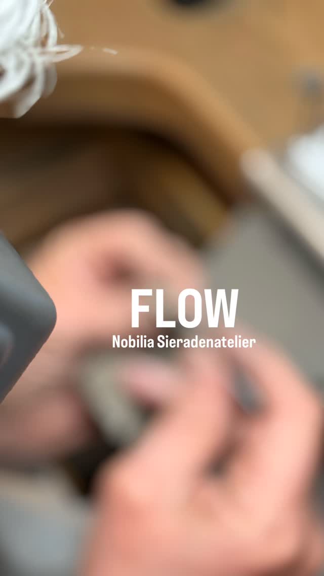 Flow Ring
Een zuivere, ovale vorm met een rustige, sterke uitstraling.
De steen ligt verdiept en vangt het licht subtiel, waardoor kleur en diepte mooi tot hun recht komen.
Een ingetogen statement, ontworpen om dagelijks te dragen.
Mooi in combinatie met onze Moonwalk- en Anemoon-ringen — voor een gelaagd en persoonlijk geheel.
#nobiliasieradenatelier
#nobiliajewelry
#goudenring
#ovalering
#uniekesieraden