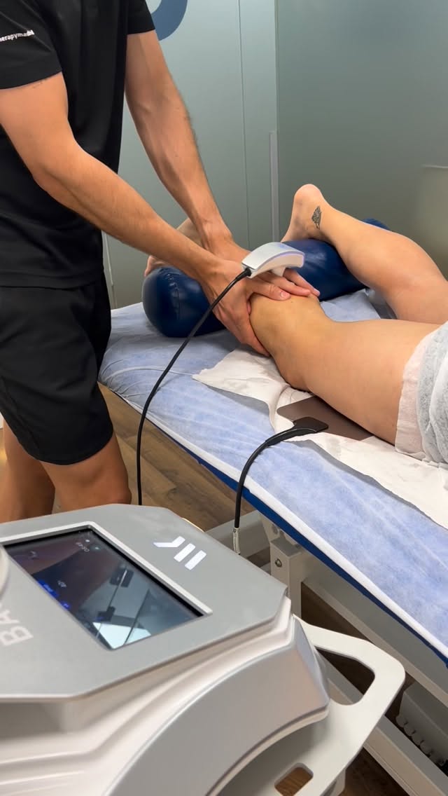 Os osqueremos mostrar el proceso de recuperación de @juanillo_72 hasta llegar a la @maratondemadrid 🤩
Sufrió una doble rotura aponeurótica en el sóleo con pronóstico de larga evolución. Las primeras semanas realizamos un trabajo en camilla con radiofrecuencia, Neuromodulación y terapia manual para fomentar la maduración dela cicatriz y mejora del dolor🙌🏼
En el trabajo de gimnasio comenzamos con isometrías, bandas de resistencia, ROM y cargas bajas. Desde el primer momento introdujimos ejercicios de técnica de carrera y control lumbopélvico para volver a estimular lo antes posible el gesto deportivo. Y en paralelo, hicimos un trabajo en piscina 🏊🤽🏽
Atentos a la próxima publicación con la progresión del tratamiento 🤩💪🏻 #fisioterapiadeportiva #soleo #running