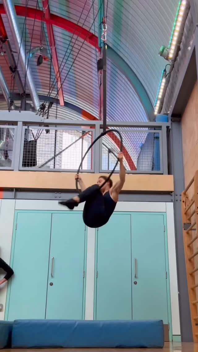 Splitty, spinny and tryna make it pretty.
#aerialhoop #aerialist #circusgirl #performer #aerialtraining